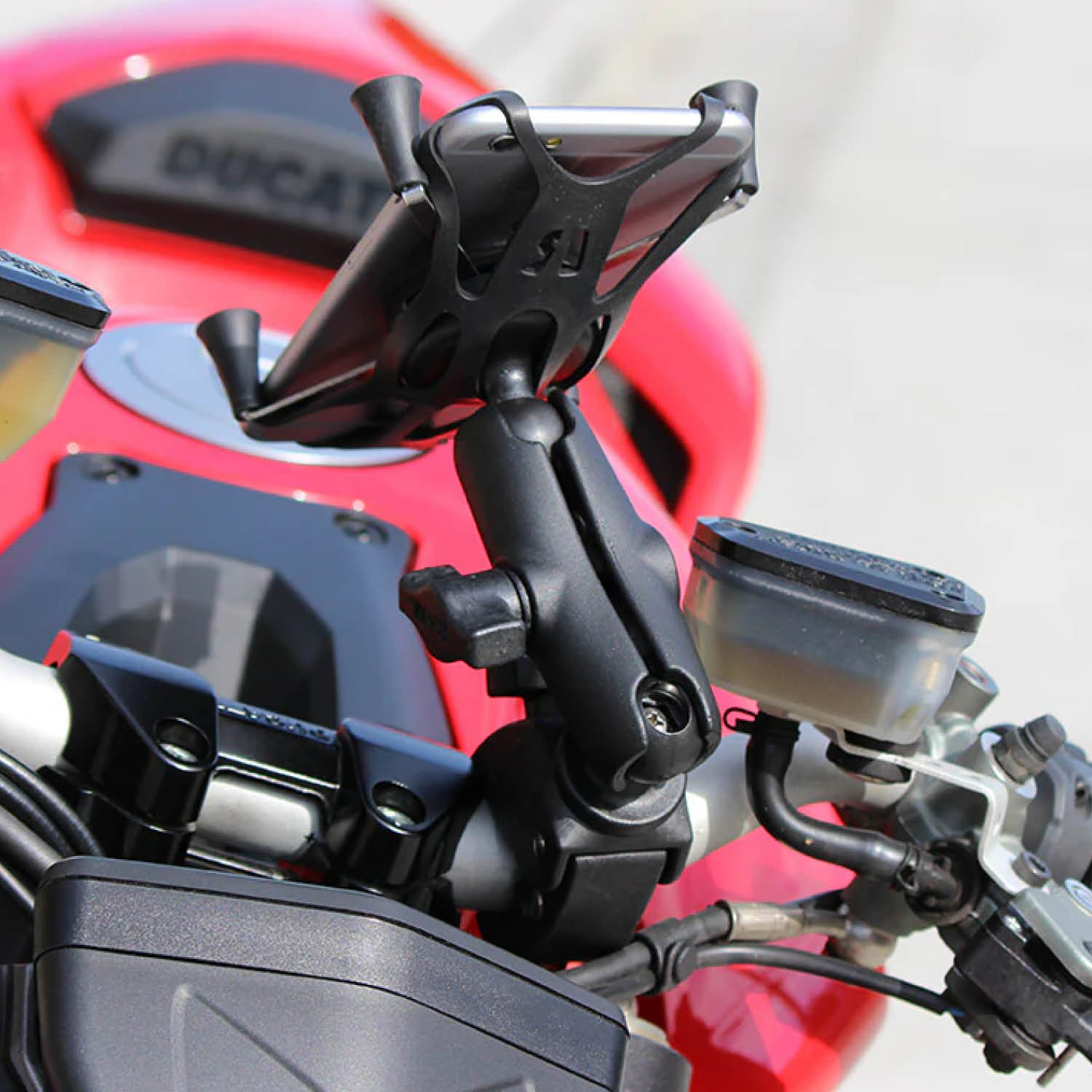 RAM Mounts X-Grip Klemm-Halterung für Smartphones - Bis 82,55 mm Breite - Mittlerer Verbindungsarm - Tough-Claw Klein (Durchmesser 15,87 mm bis 28,95 mm) - B-Kugel (1 Zoll)