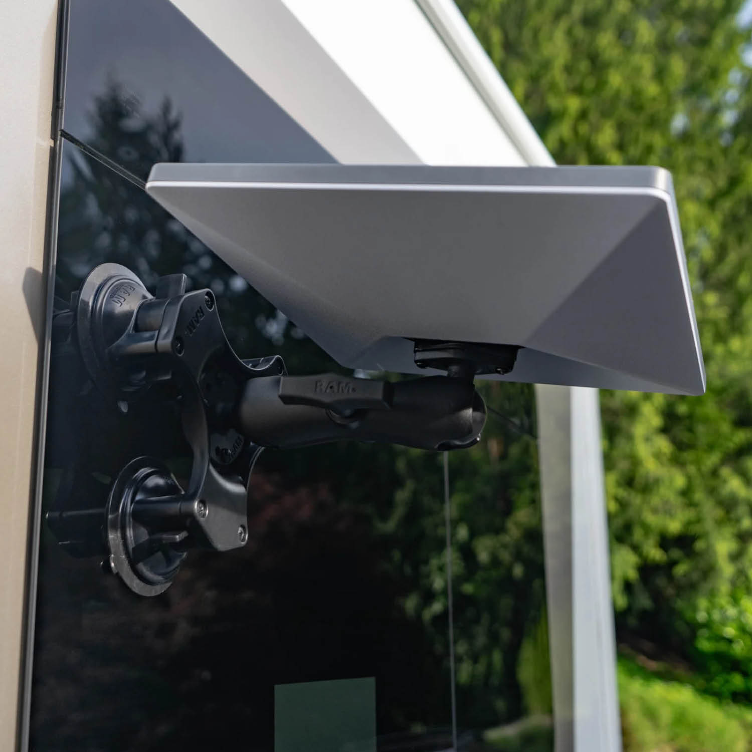 RAM Mounts Dreifach-Saugfuss-Halterung für Starlink Mini - C-Kugel (1,5 Zoll), mittlerer Verbindungsarm