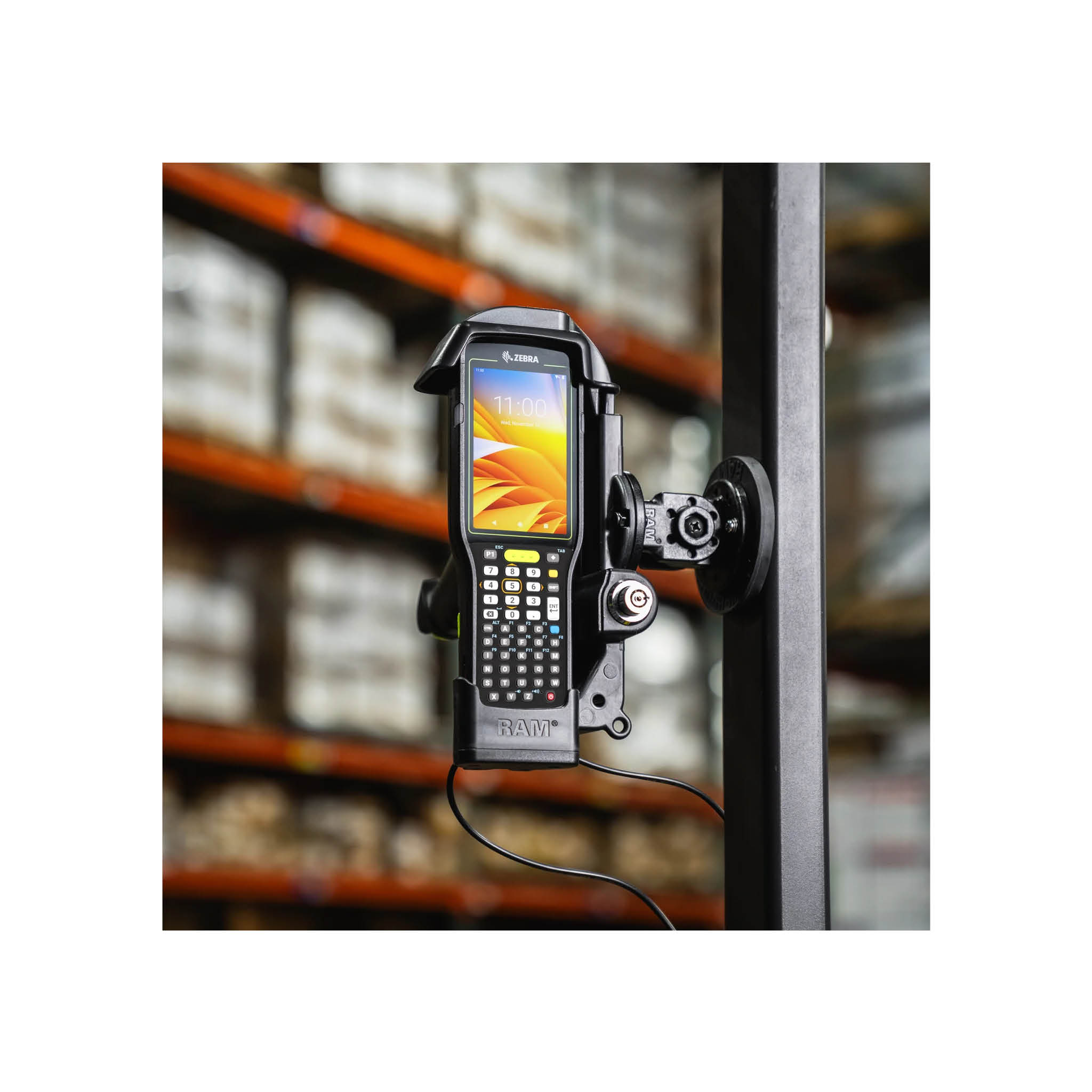 RAM Mounts Halteschale für Zebra MC3300/MC3400/MC3450 - abschließbar (Schlüssel), Stromzufuhr über 5,5 mm Klinkenbuchse, USB-A, 2-Loch AMPS