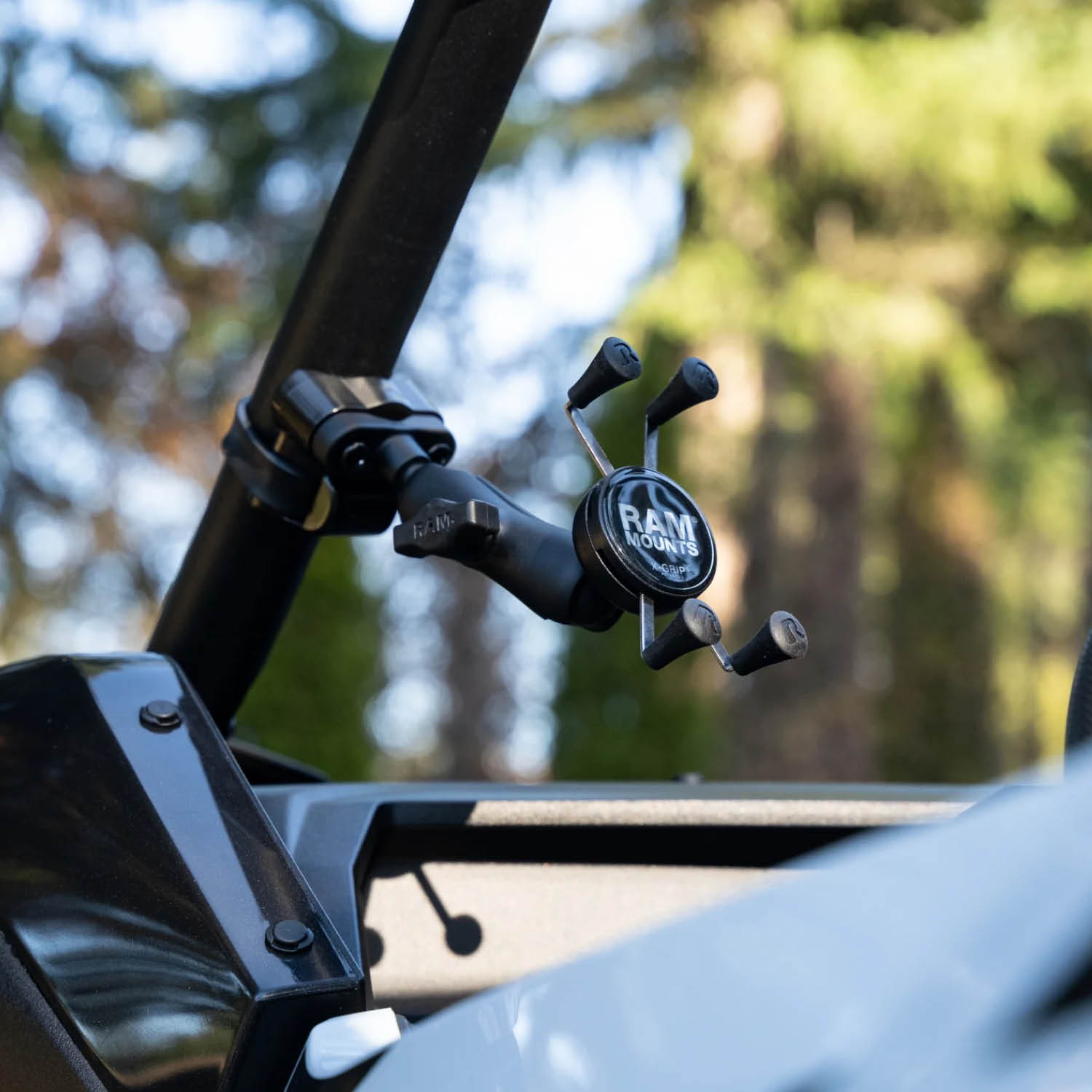 RAM Mounts X-Grip Rohr-Halterung für Smartphones - Bis 82,55 mm Breite - Mittlerer Verbindungsarm - U-Bügel-/Klemmschellen Basis - B-Kugel (1 Zoll) - Schrauben-Set