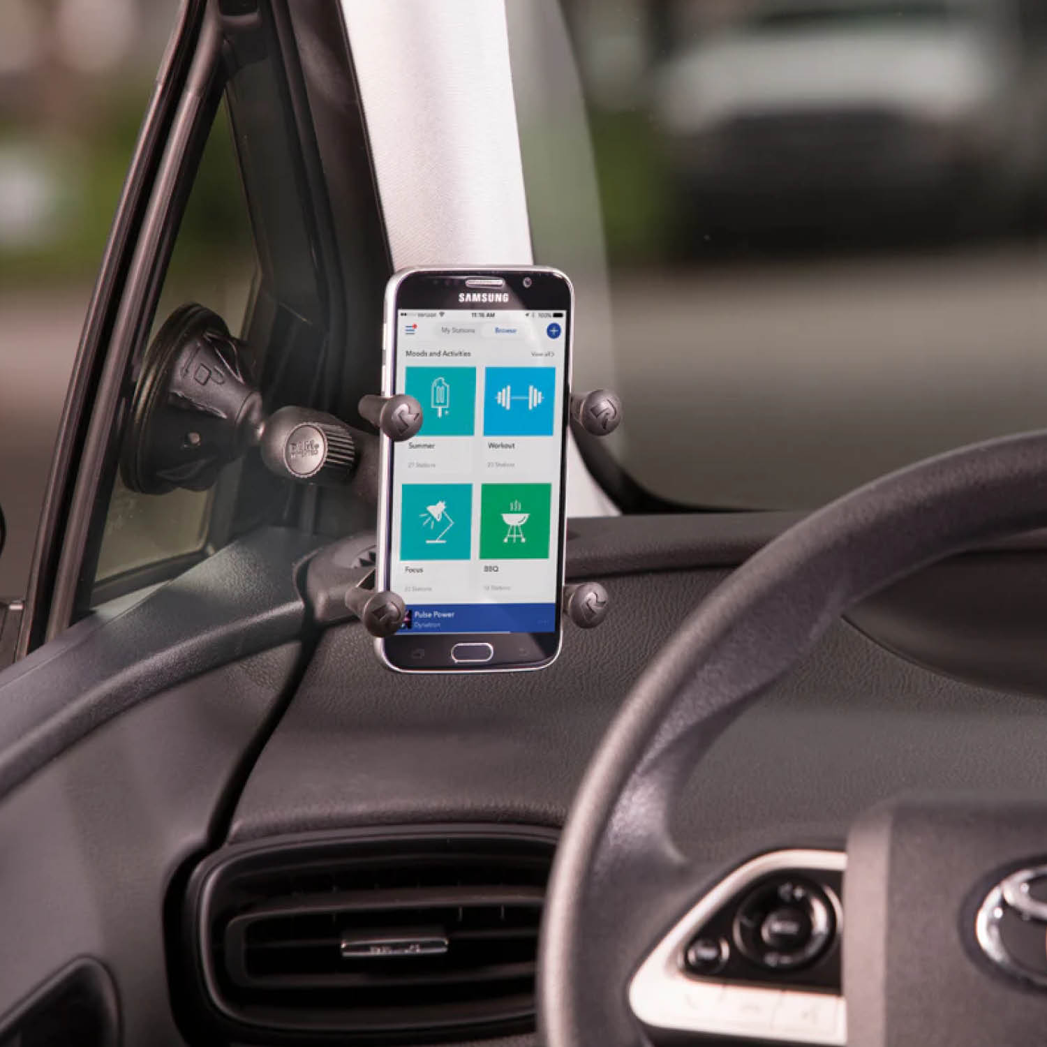 RAM Mounts X-Grip Saugfuß-Halterung für Smartphones (Verbundstoff) - Bis 82,55 mm Breite - Kurzer Verbindungsarm - Twist-Lock Saugfuß - B-Kugel (1 Zoll)
