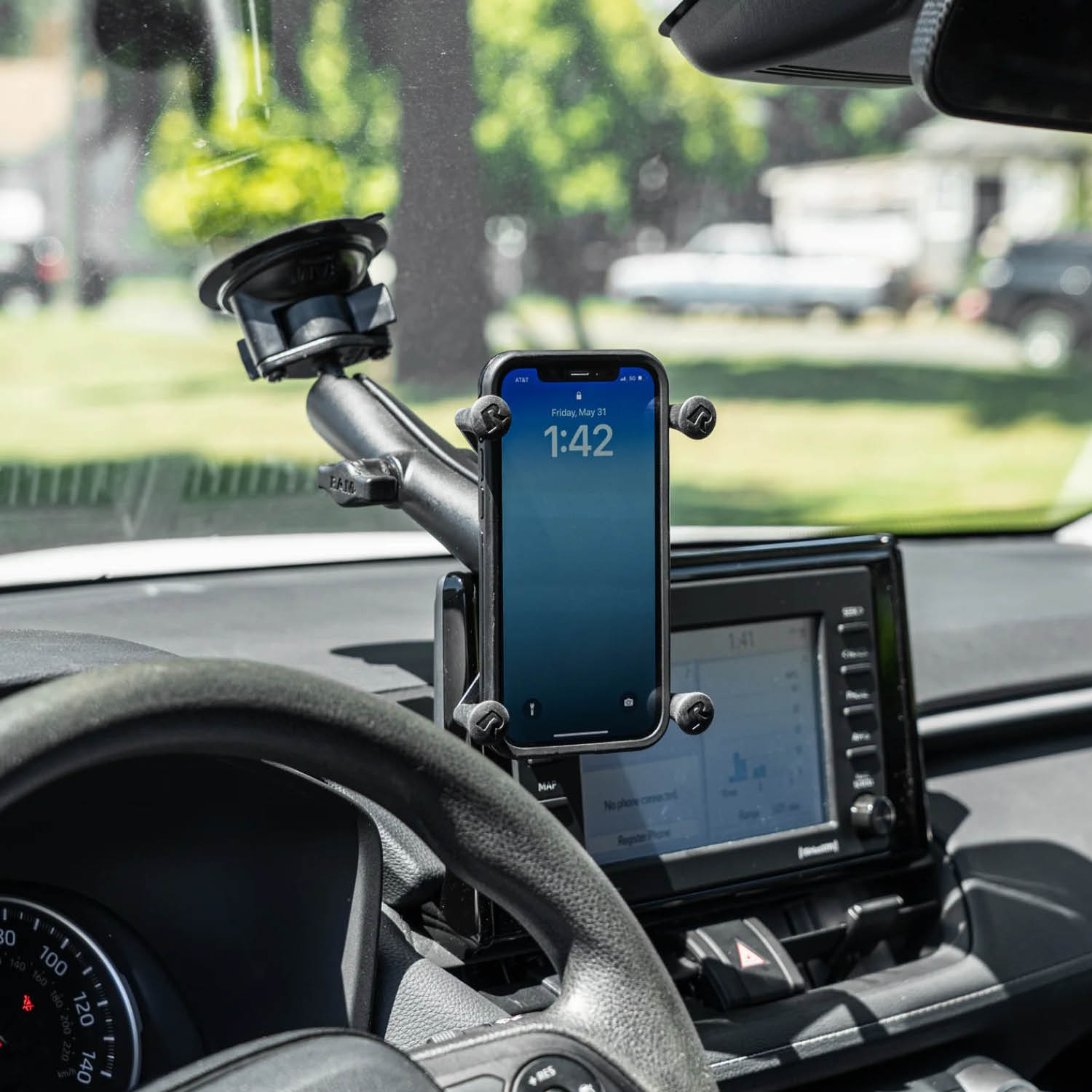 RAM Mounts X-Grip Saugfuß-Halterung für Smartphones - Bis 114,3 mm Breite - Langer Verbindungsarm - Saugfuß mit Trapez-Basiskugel - B-Kugel (1 Zoll) - Schrauben-Set