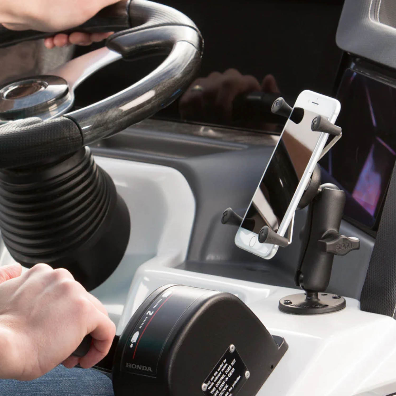 RAM Mounts X-Grip Aufbauhalterung für Smartphones - Bis 82,55 mm Breite - Mittlerer Verbindungsarm - Runde Basisplatte (AMPS) - B-Kugel (1 Zoll) - Schrauben-Set