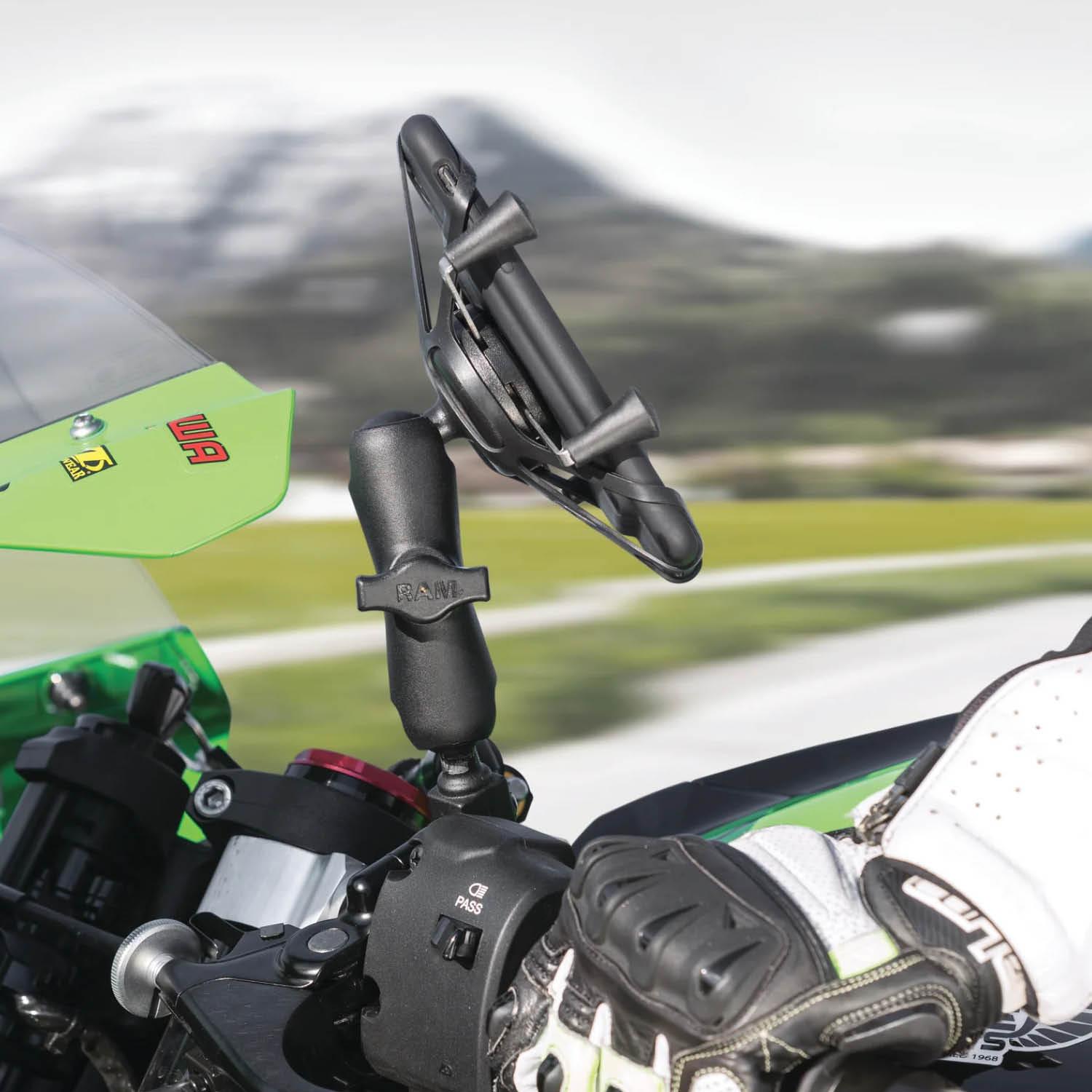 RAM Mounts X-Grip Set für Smartphones (Verbundstoff) - Bis 82,55 mm Breite - Mittlerer Verbindungsarm - B-Kugel (1 Zoll) 